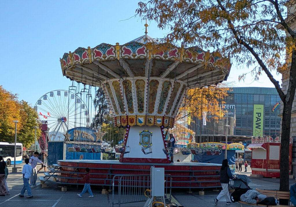 Traditionelles Fahrgesch&auml;ft auf dem Bahnhofplatz